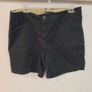 Lee Natural Fit Black Flat Front Shorts Size 12 M